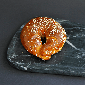 Laugen Bagel mit Sesam